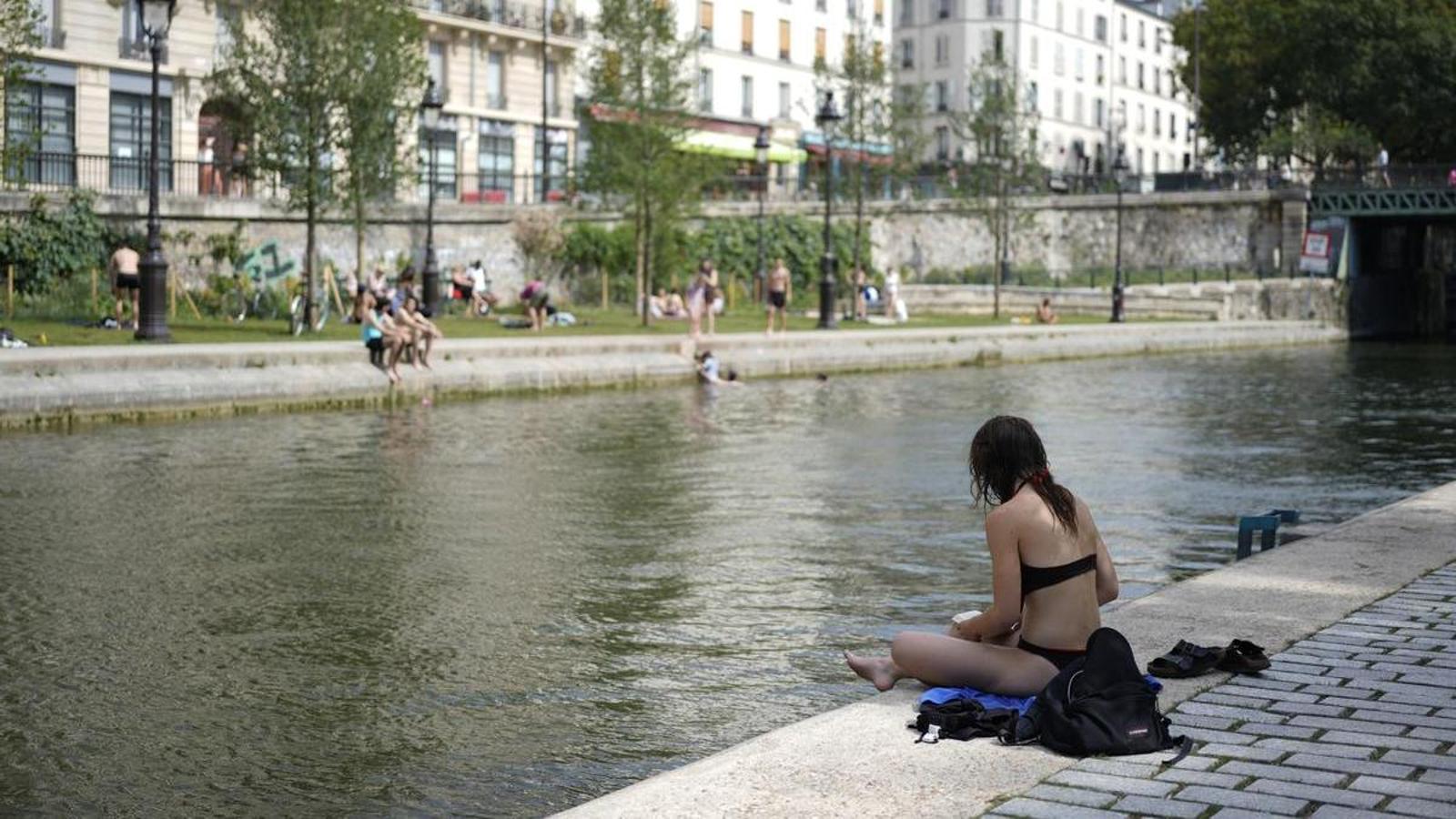 Parisians cooling off in the river Seine in Paris, this Tuesday.