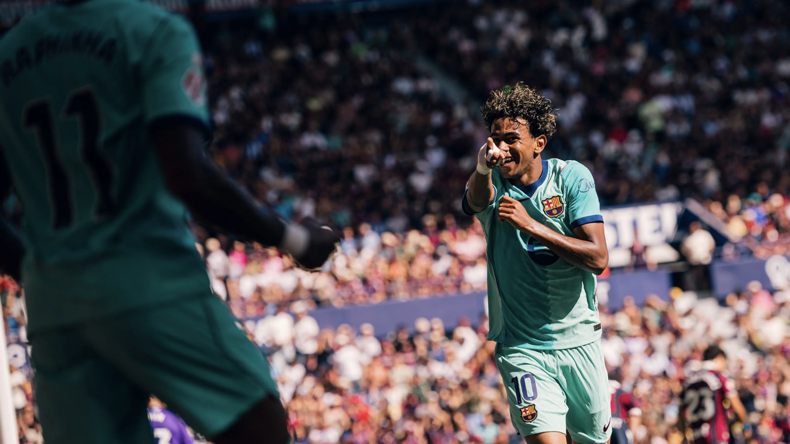 Lamine Yamal celebrates, with Raphinha, his first goal at the Ciutat de València against Levante
