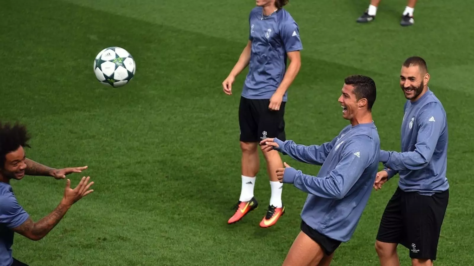 Cristiano Ronaldo somriu amb Benzema, Modric i Marcelo en l'entrenament previ al debut europeu
