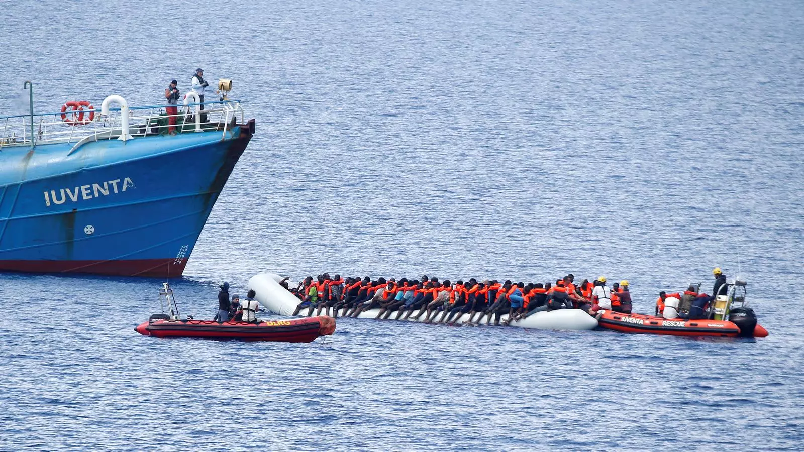 La nau 'Iuventa', de l'ONG Jugend Rettet, rescatant immigrants el Mediterrani, el passat 18 de juny