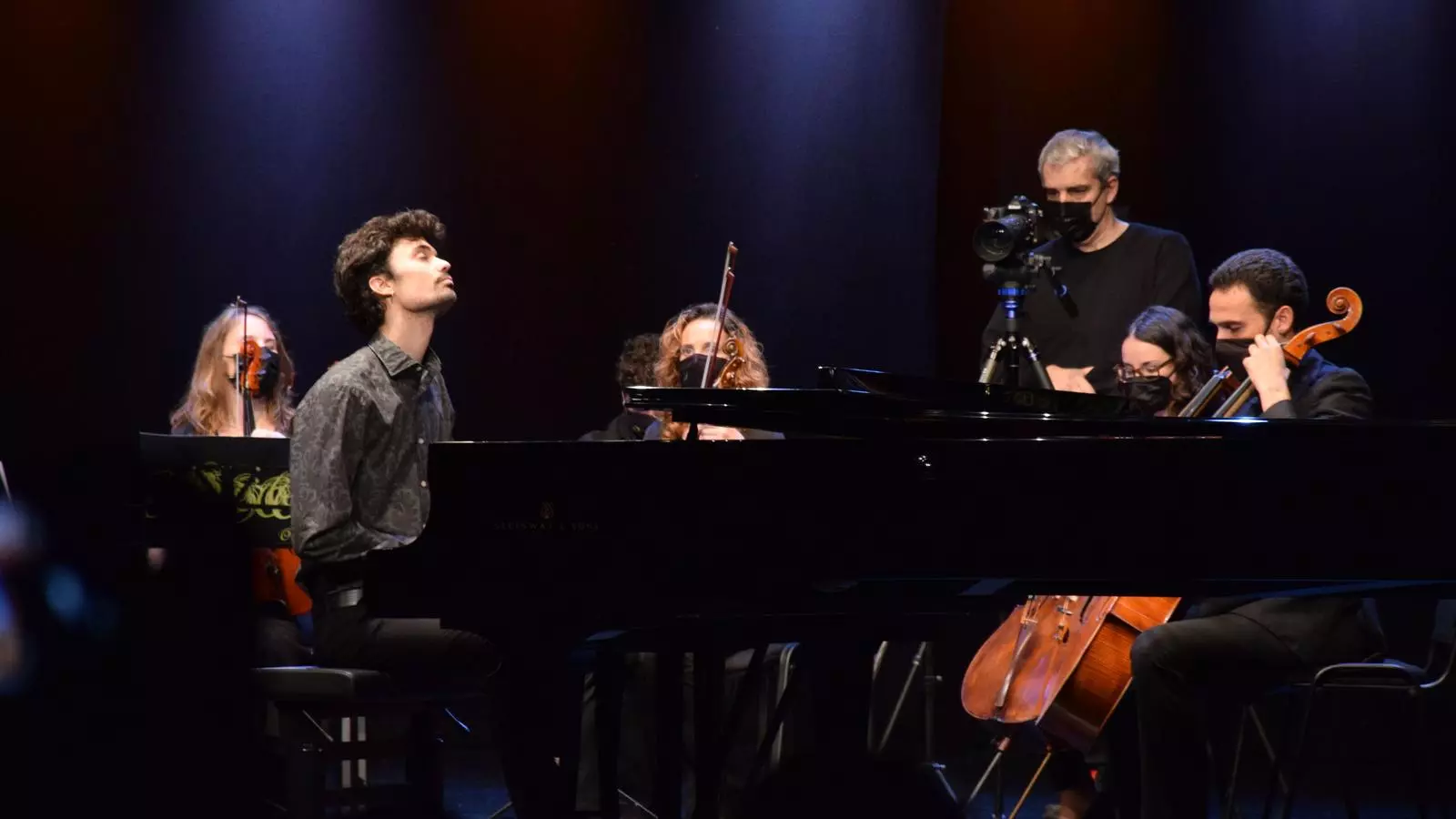 El pianista i compositor, Enric Bartumeu, interpretant la Suite andorrana per a piano i orquestra de corda al Concert de la Constitució.