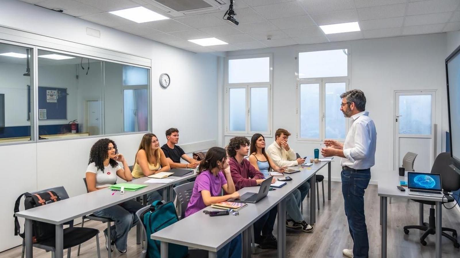 Students performing a master's degree in a scientific field.
