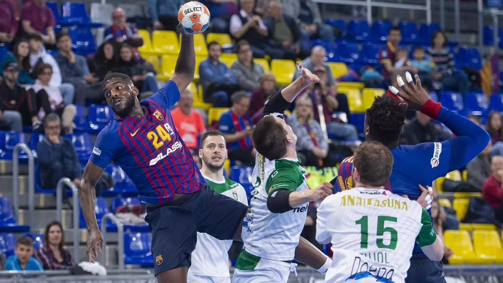 Dika Mem intenta fer un llançament contra l'Anaitasuna