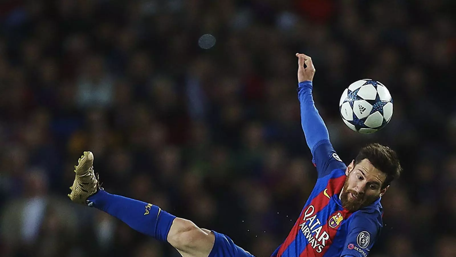 Miralem Pjanic desequilibrant Leo Messi durant el partit entre el Barça i la Juve.