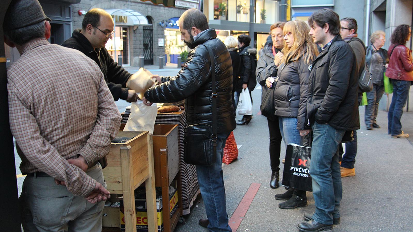 La gent fa cua per comprar castanyes al carrer / M.G.C.