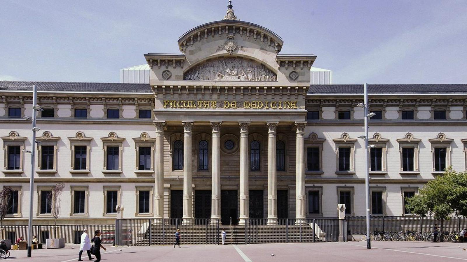 Facade of the Faculty of Medicine of the UB.