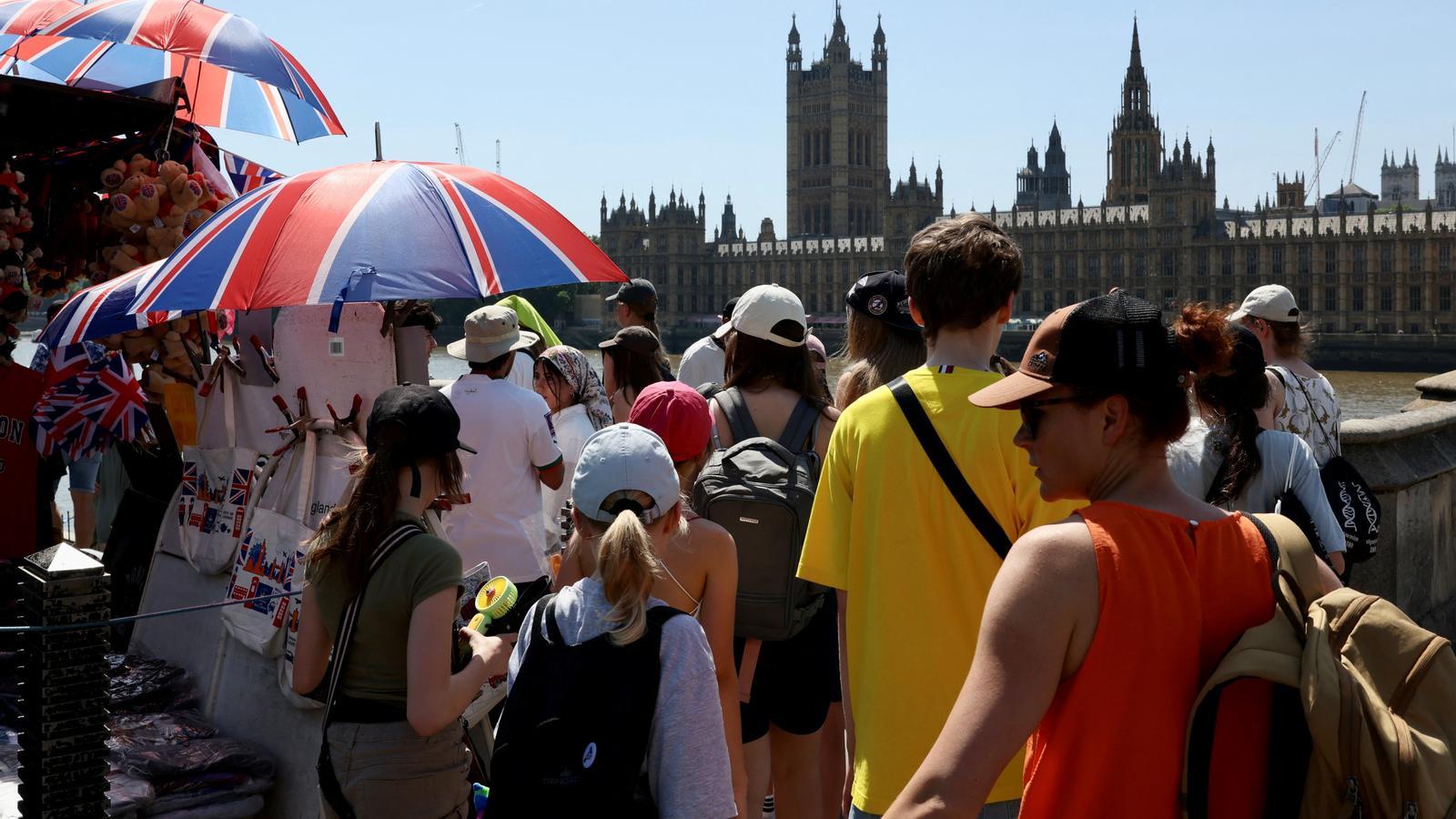 Un grupo de turistas en el puente de Westminster. Londres y el Reino Unido viven desde ayer y previsiblemente hasta mañana, un intenso calor, impropio de esta época del año.
