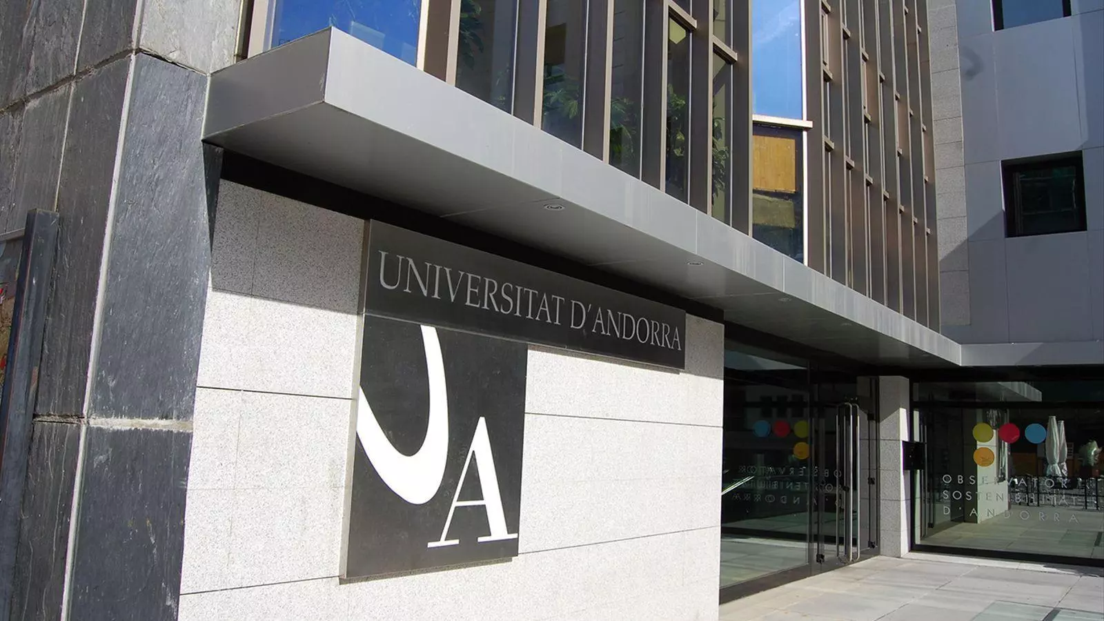 La façana de la universitat.