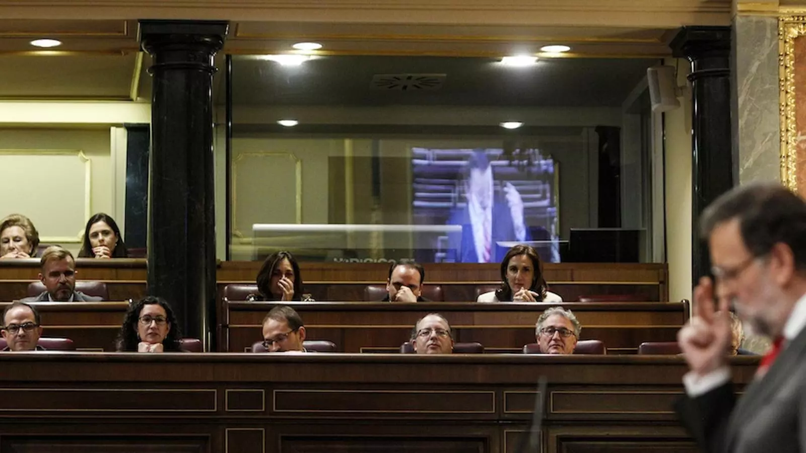 Jordi Turull, Marta Rovira i Joan Hererra, es miren Mariano Rajoy, a la tribuna d'oradors, durant el debat al Congrés sobre la consulta / ALBERTO DI LOLLI
