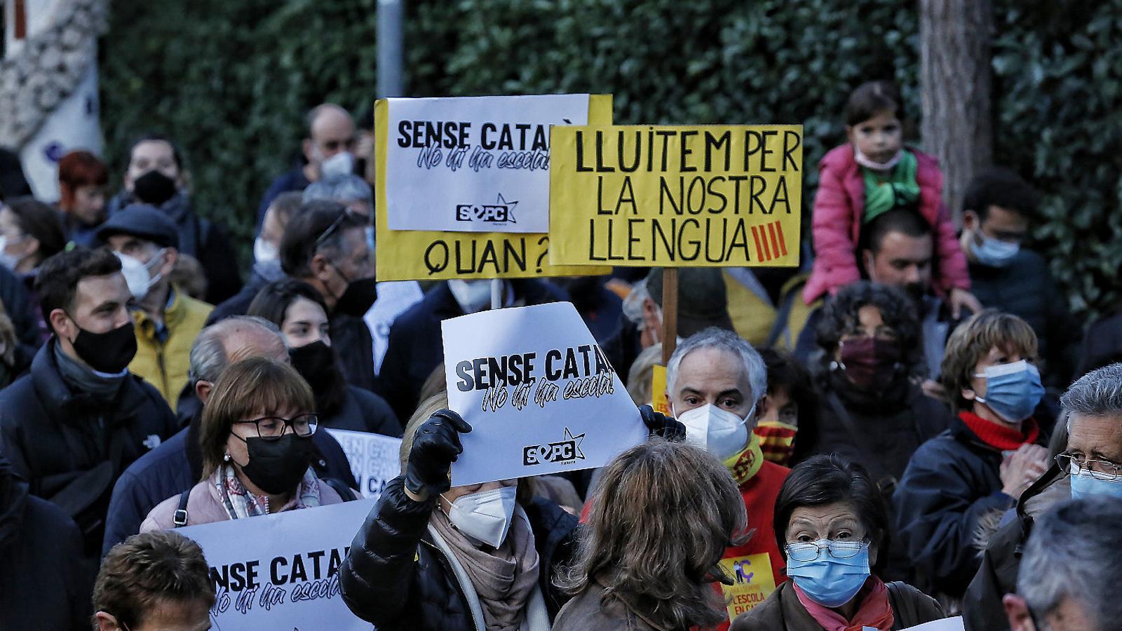 Manifestants ahir a Canet de Mar en una convocatòria dels sindicats SEPC i la Intersindical per defensar la immersió lingüística a l’escola.