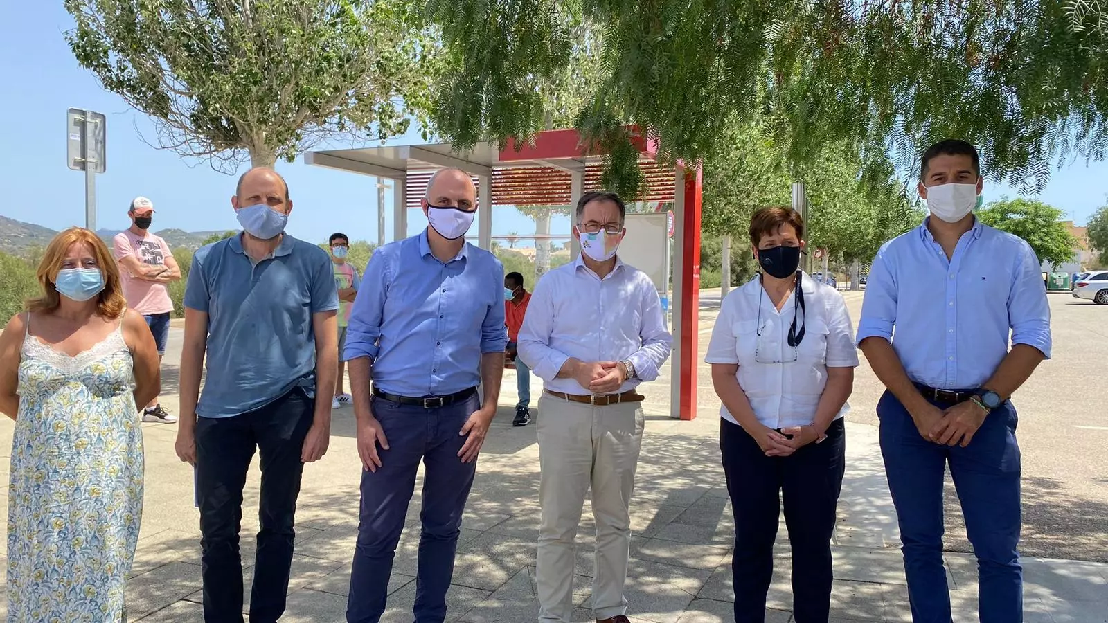 El conseller de mobilitat juntament amb la batlessa de Santanyí i altres autoritats durant la presentació.