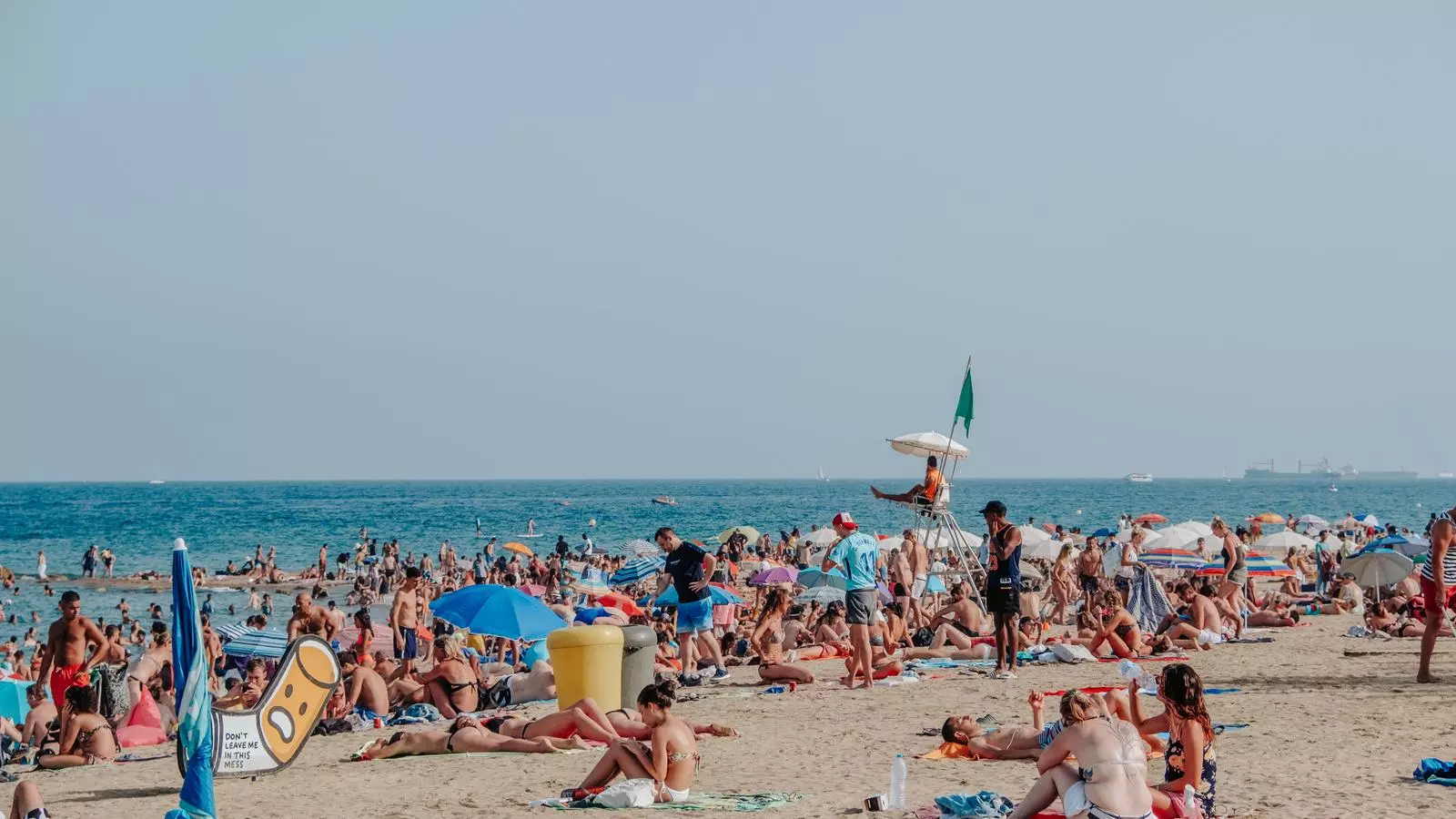 La platja de la Barceloneta un dia d'agost