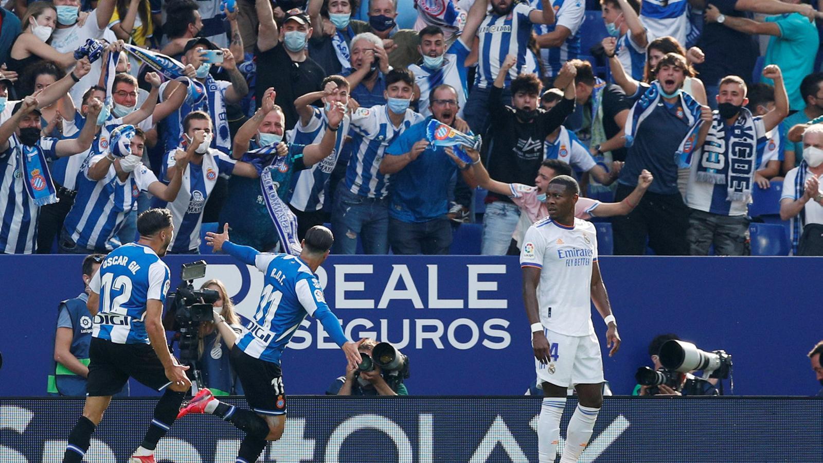 Raúl de Tomás celebrant el primer gol de l’Espanyol contra el Reial Madrid en la victòria blanc-i-blava de diumenge a Cornellà-El Prat.