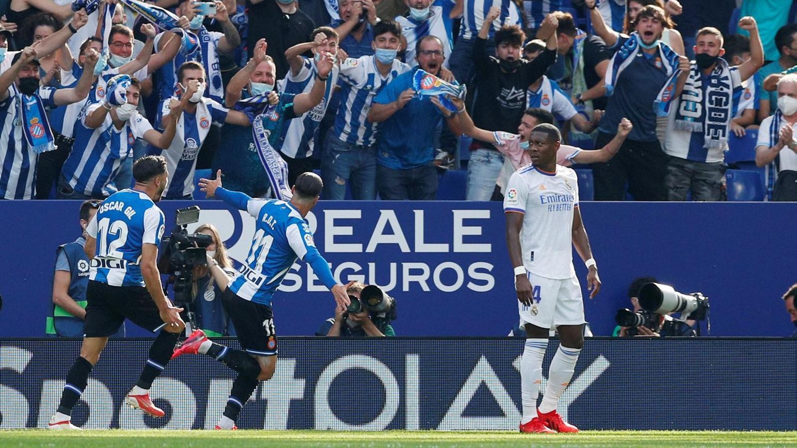 Raúl de Tomás celebrant el primer gol de l’Espanyol contra el Reial Madrid en la victòria blanc-i-blava de diumenge a Cornellà-El Prat.