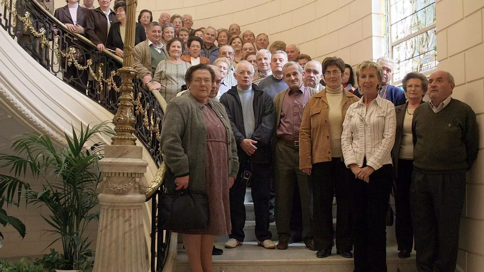 Isabel Escudero, amb samarreta blanca, durant una visita d'avis a les Corts Valencianes.