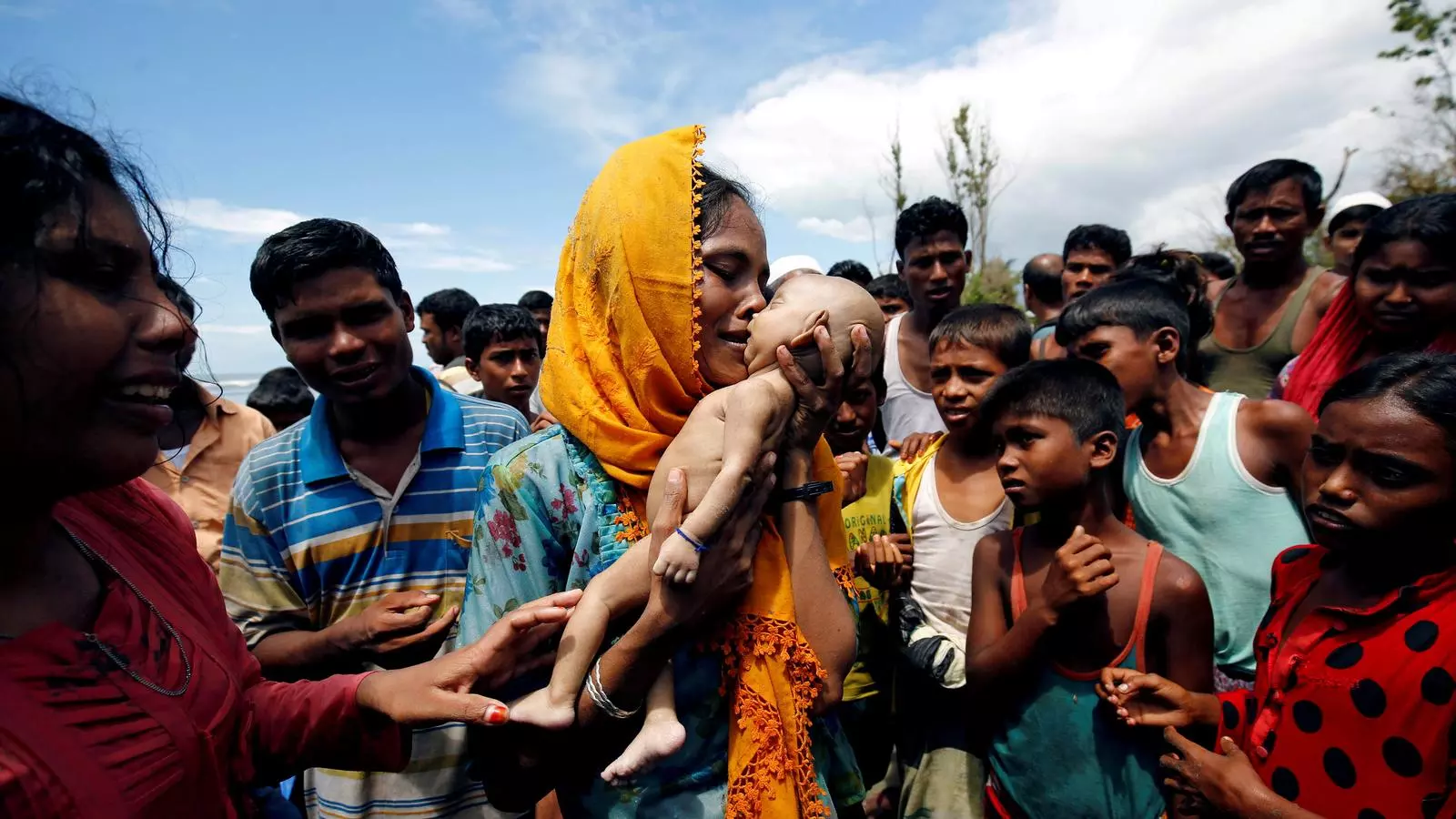 Hamida, una refugiada rohingya, plora mentre aguanta el cos sense vida del seu fill de tan sols quaranta dies d'edat