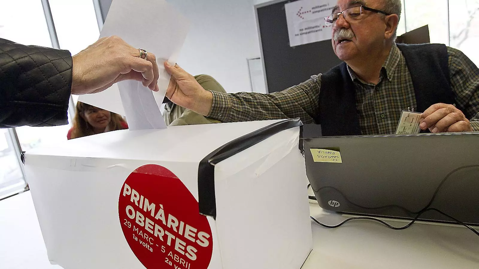 Una votació en unes eleccions primàries del PSC a Barcelona el 2014.