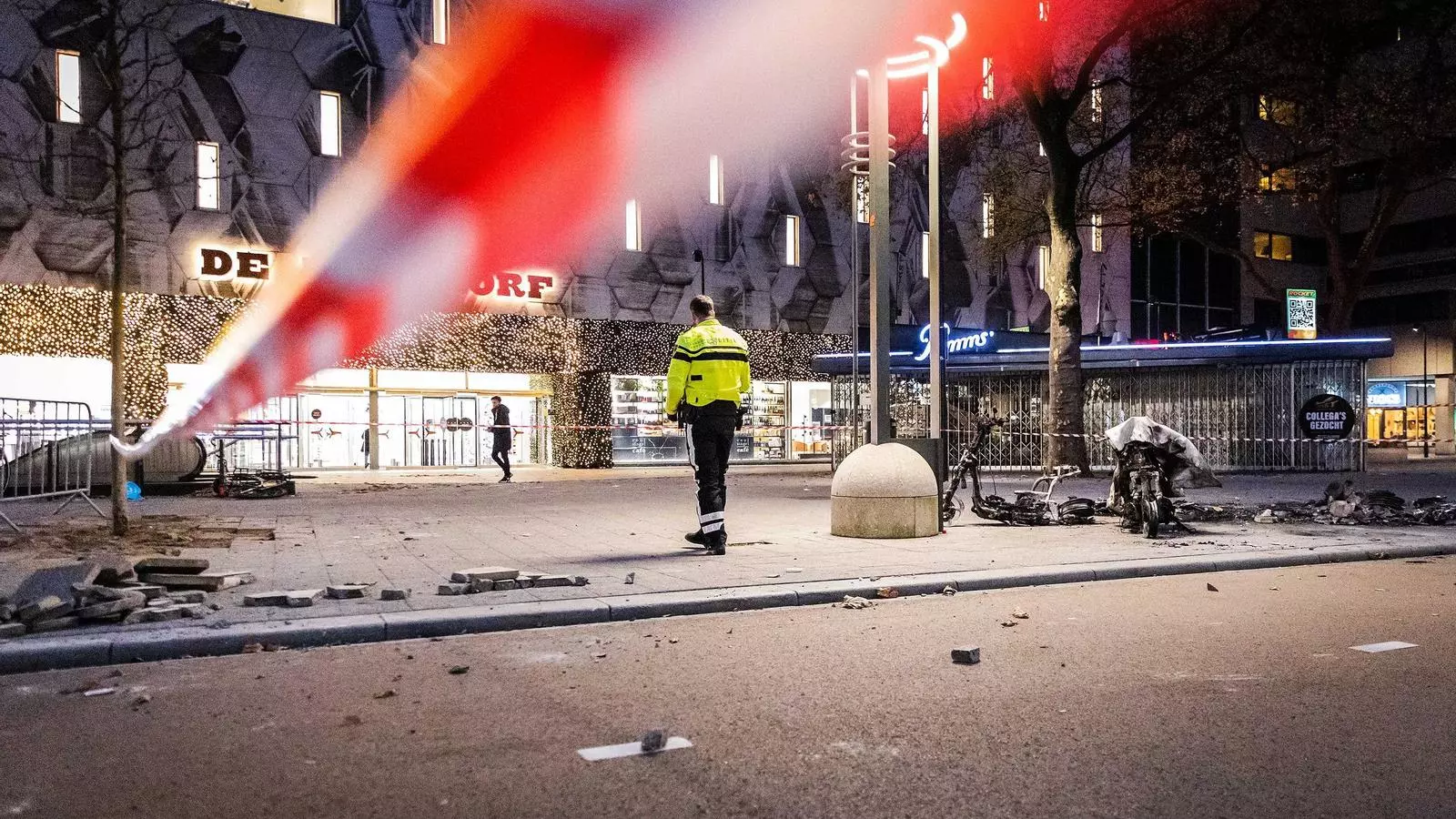 Un policía contempla los destrozos provocados durante una manifestación contra las midas covid a Rotterdam.