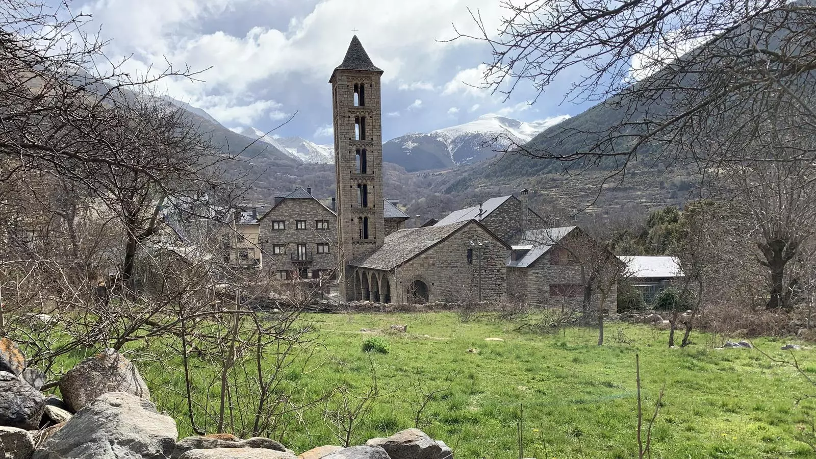 Santa Eulàlia d'Erill la Vall amb l'entorn de Boí Taüll de fons