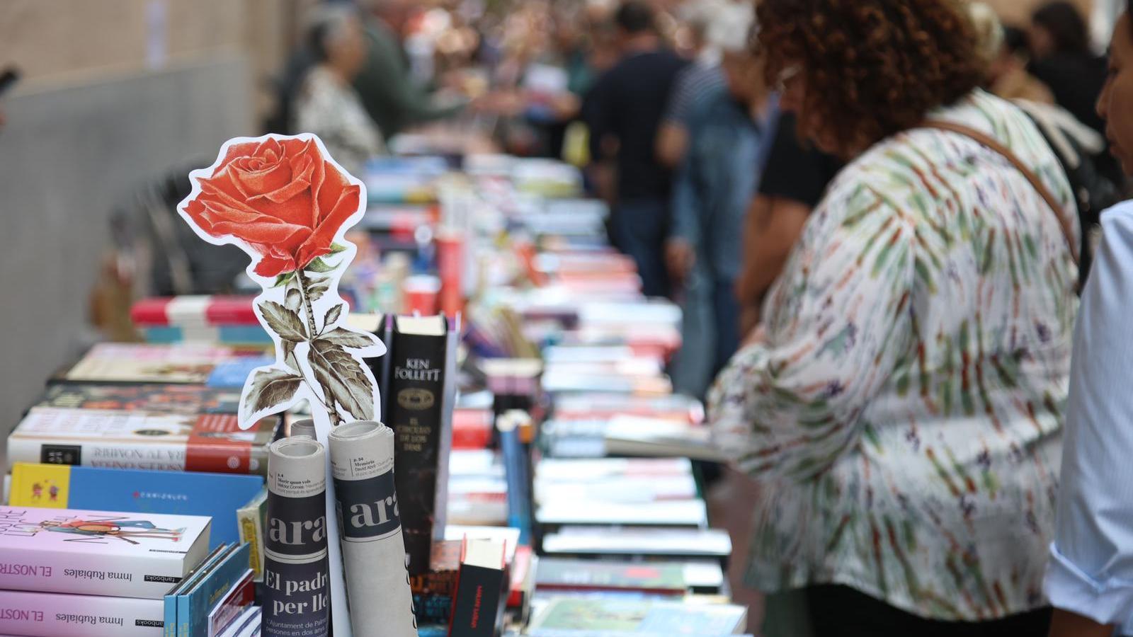 El centre de Palma viu la diada de Sant Jordi.