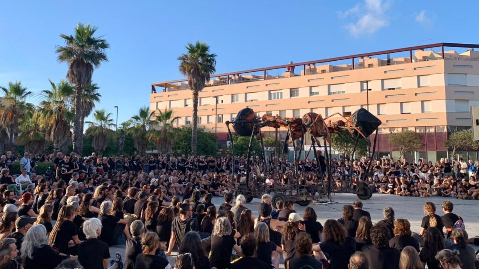 Concentration in front of the Council with the two iron ants