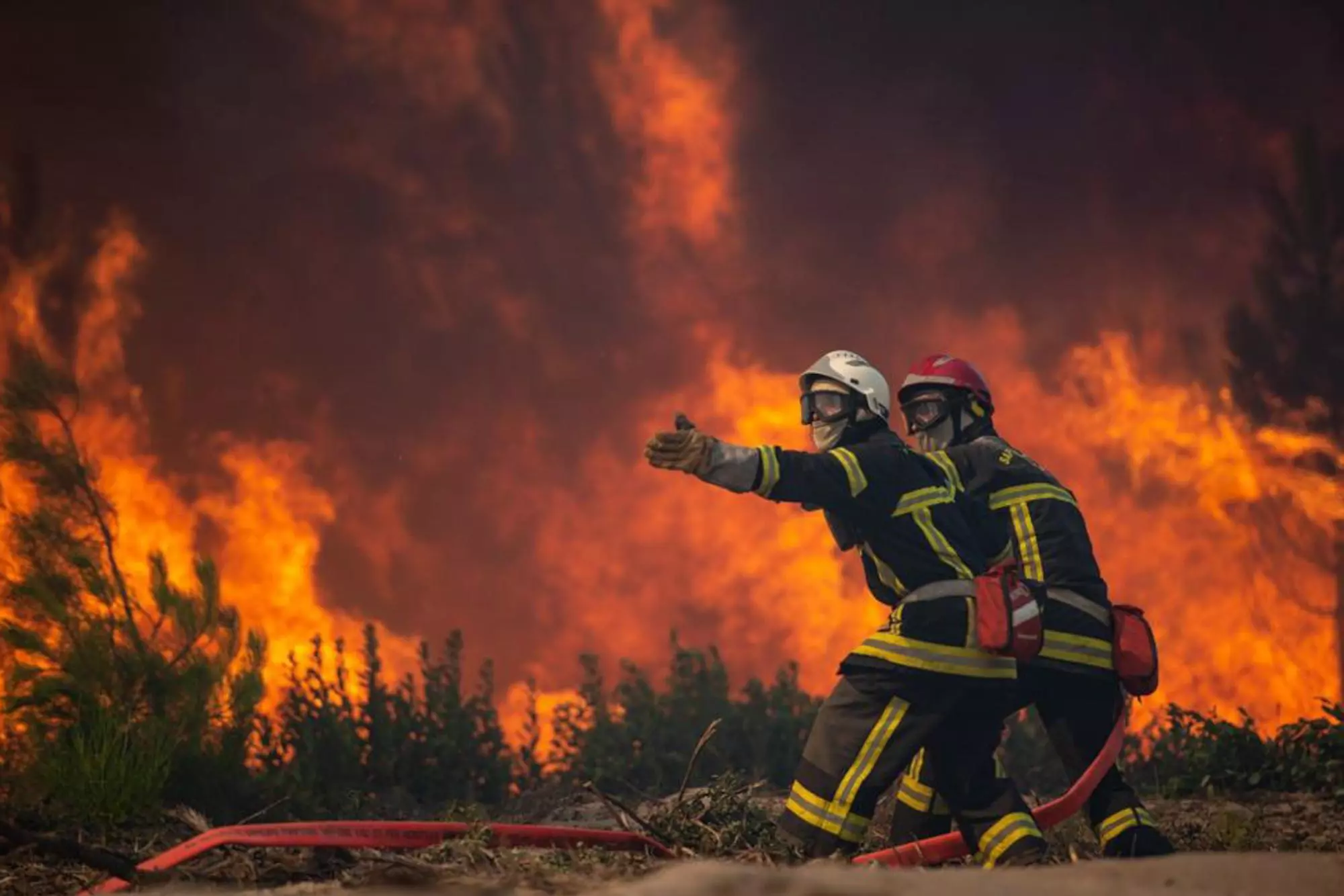 Una foto del l Servei Departamental de Bombers i Salvament de Gironda mostra als bombers lluitant contra un incendi forestal a Landiras, França, el 2022