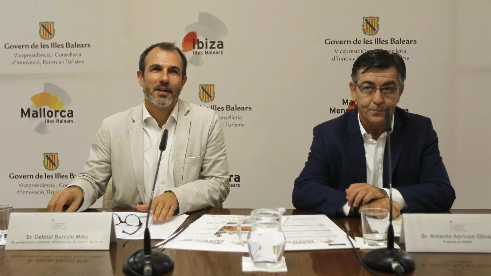 El vicepresident Biel Barceló aquest dimecres en roda de premsa juntament amb el president de l'Agrupació Empresarial de les Agències de Viatges de Balears, Aviba, Antoni Abrines.