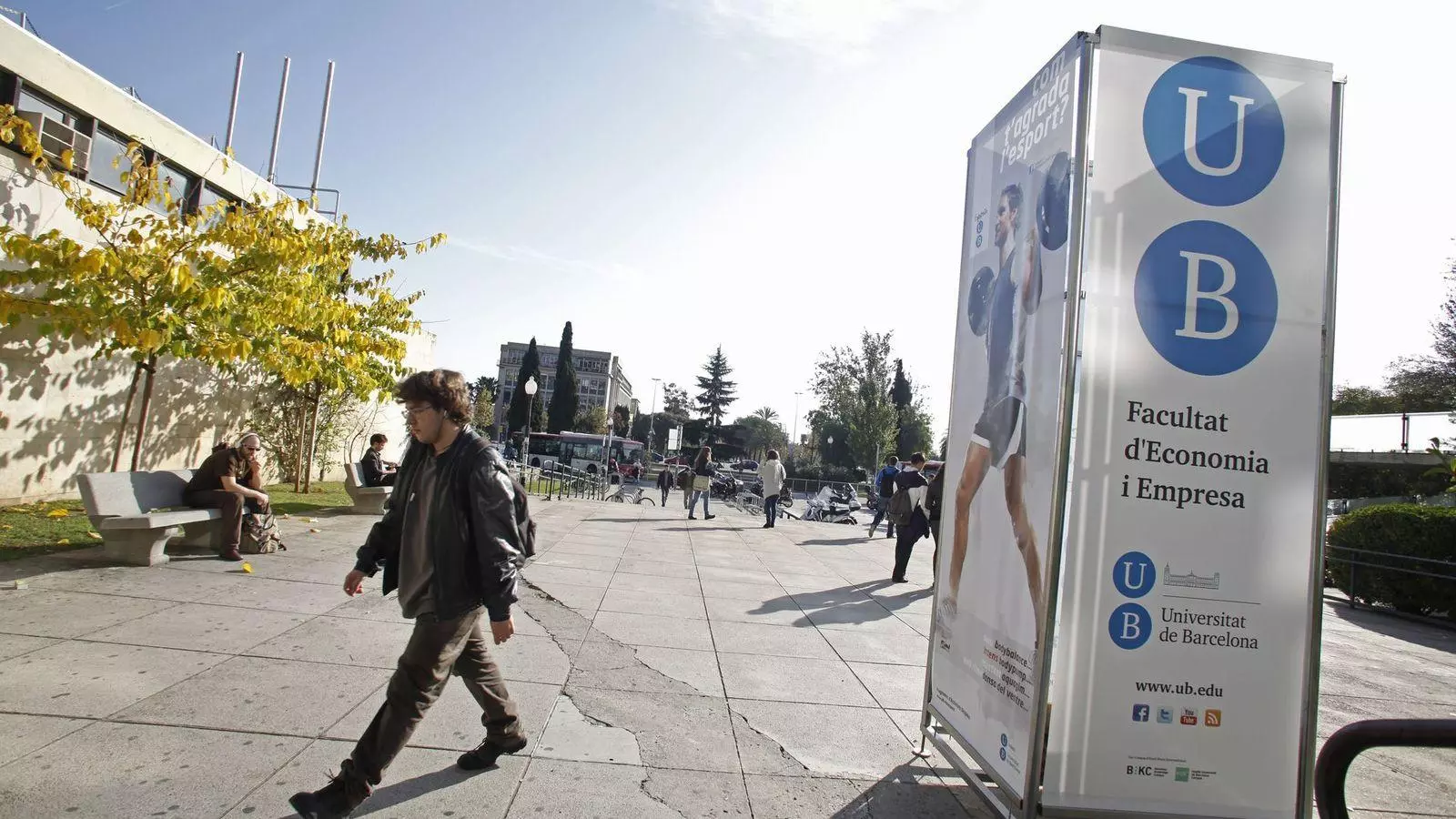 Imatge d'arxiu de l'exterior de la facultat de la UB d'Economia i Empresa