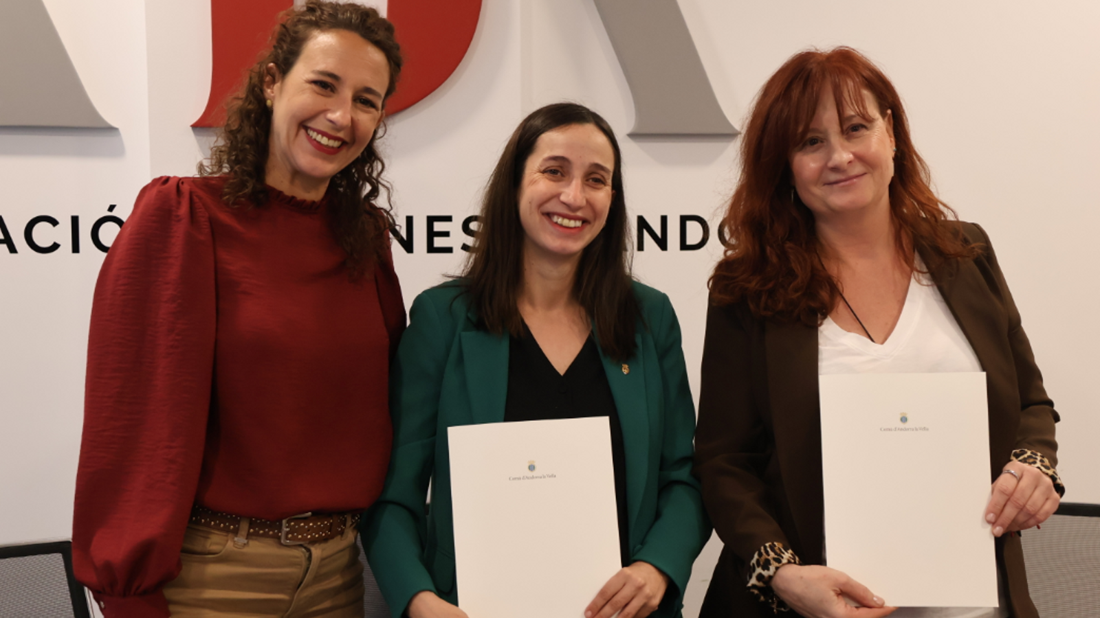 La cònsol menor d'Andorra la Vella, Olalla Losada, la consellera de social, joventut i espai ciutadà, Maria Nazzaro, i la presidenta de l'ADA, Elvira Geli.