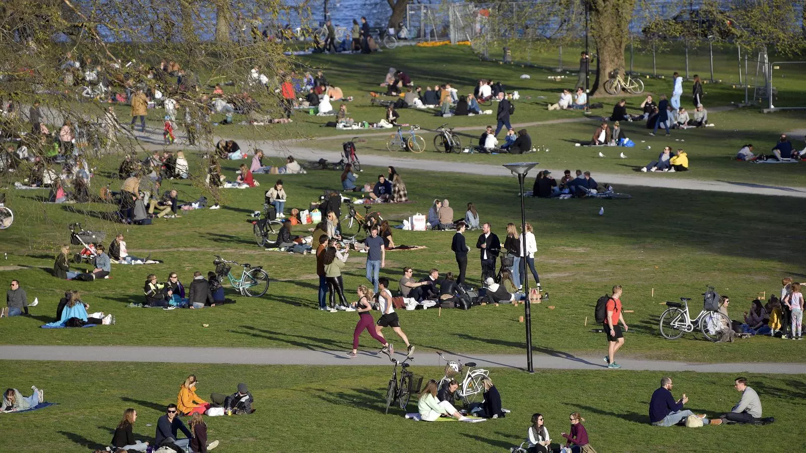 Un parc ple de gent a Estocolm, el passat 22 d'abril, en plena pandèmia del covid-19