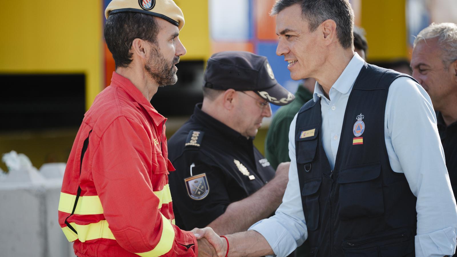 El presidente español, Pedro Sánchez, durante una visita al lugar de mando de Navaluenga, en Ávila