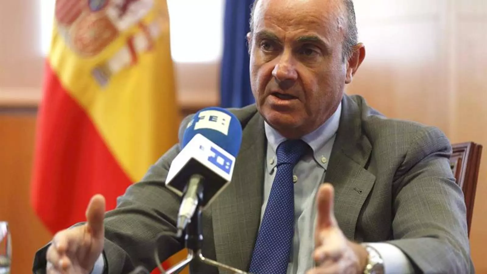El ministre d'Economia, Luis de Guindos, durant l'entrevista amb l'agencia Efe