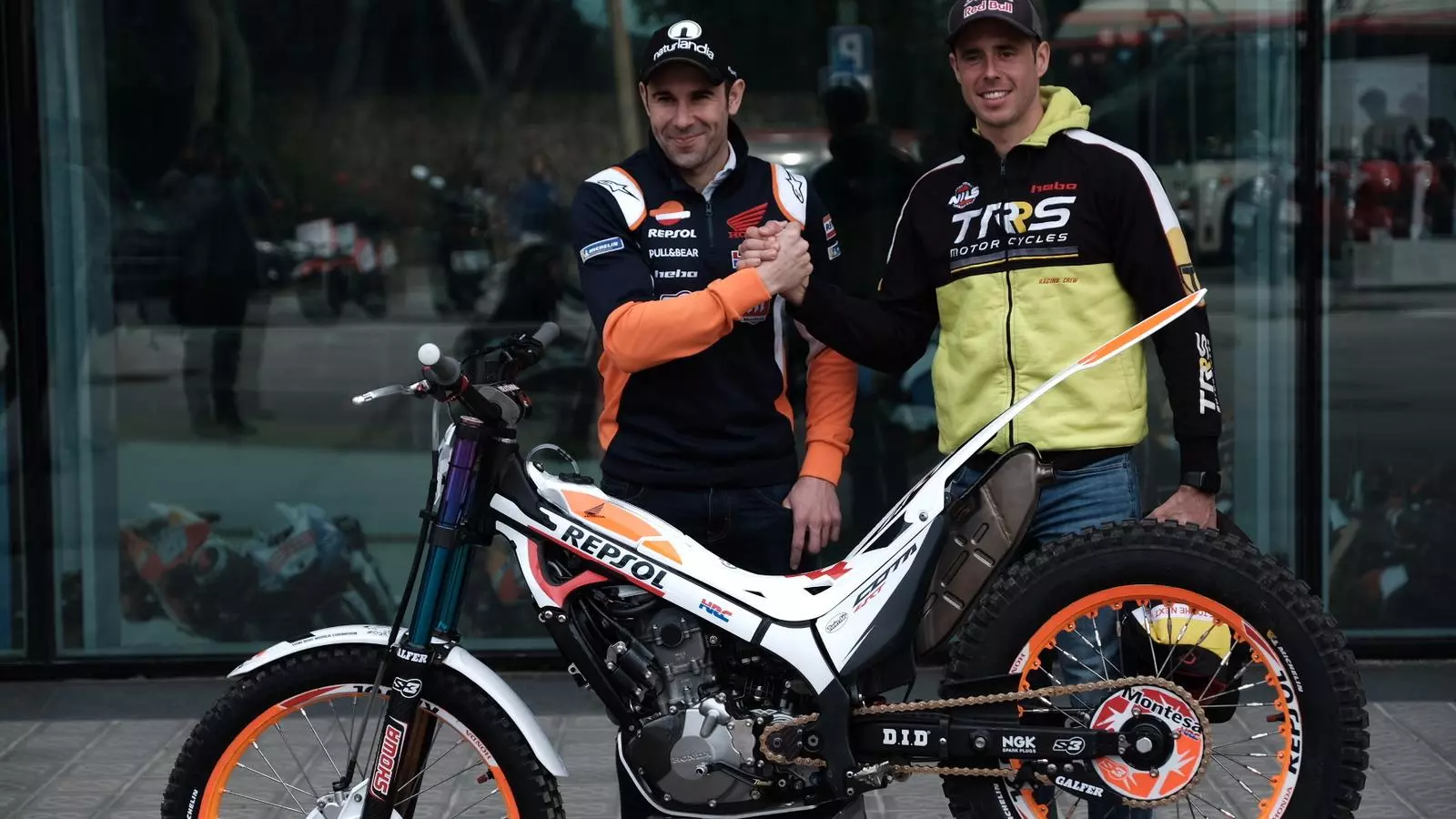 Els pilots Toni Bou i Adam Raga, dos dels protagonistes del trial 'indoor' de Barcelona