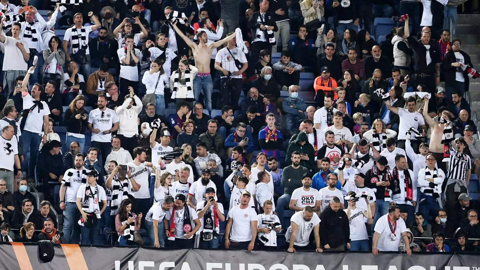 Aficionados del Eintracht ocupando buena parte de la grada del Camp Nou.
