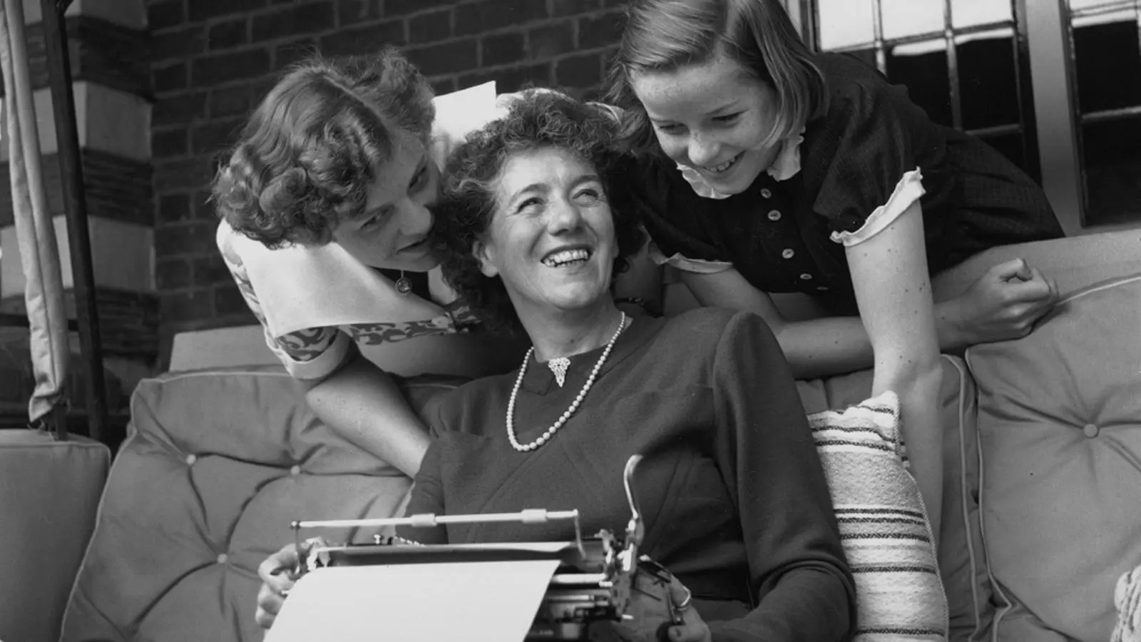 Enid Blyton amb les seves dues filles, Gillian (a l'esquerra) i Imogen, a Beaconsfield, Buckinghamshire, el 1949.