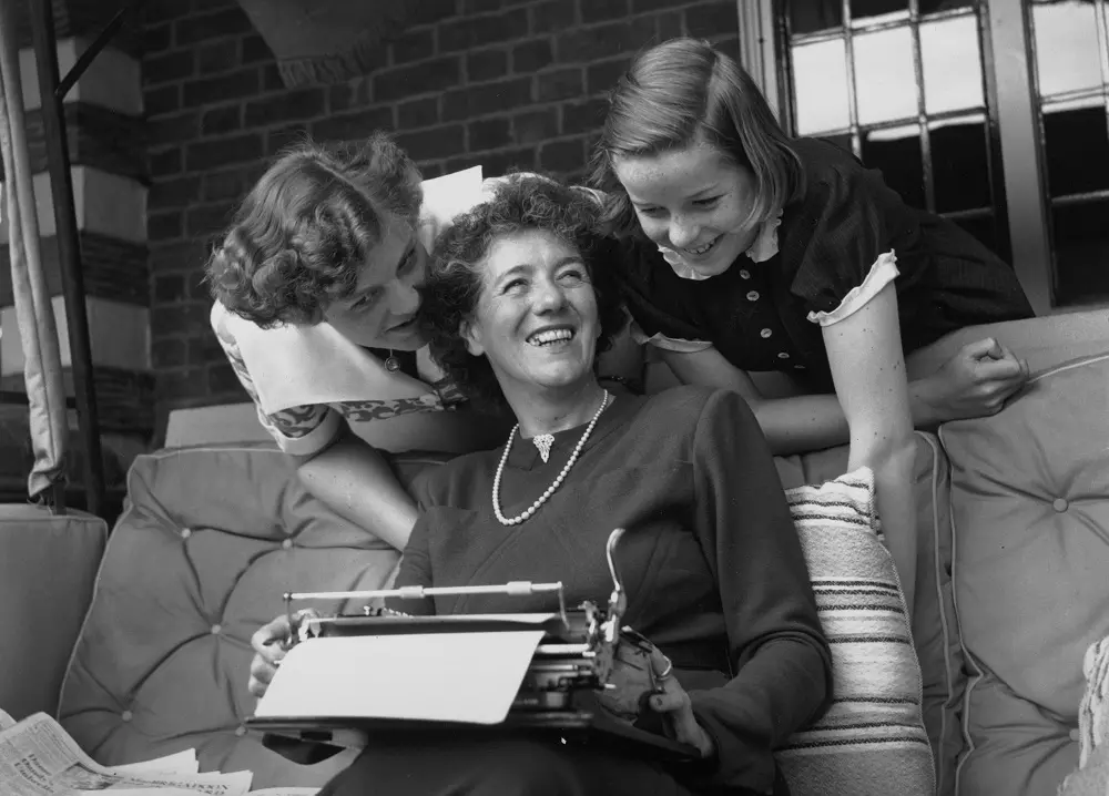 Enid Blyton amb les seves dues filles, Gillian (a l'esquerra) i Imogen, a Beaconsfield, Buckinghamshire, el 1949.