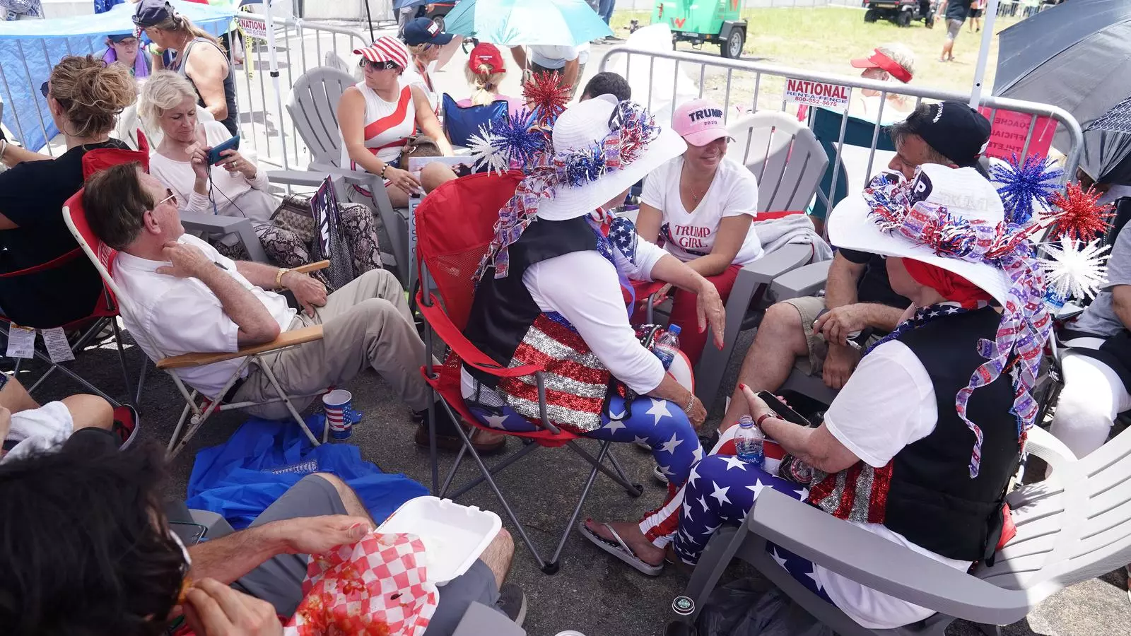 Simpatitzants de Trump fan temps perquè comenci el seu míting, a Orlando