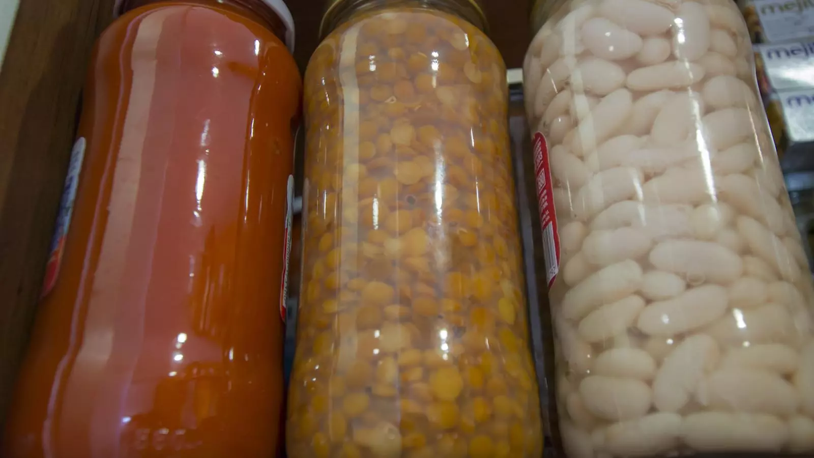 Pots d'aliments envasats: tomàquet, llenties i mongetes seques