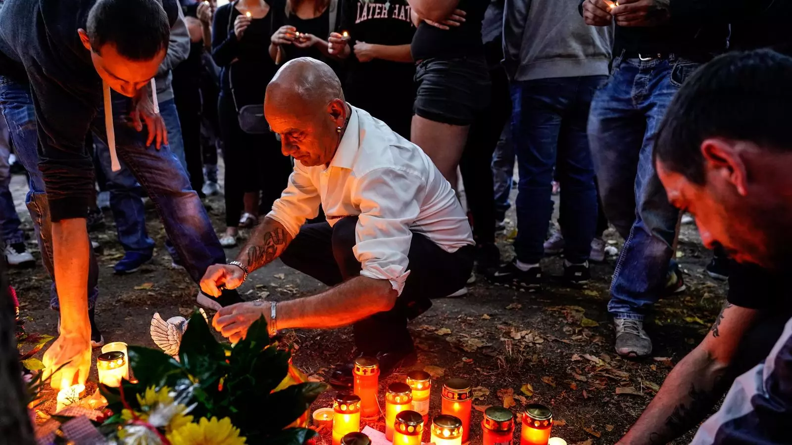 Uns homes encenent espelmes en memòria del jove assassinat a Koethen