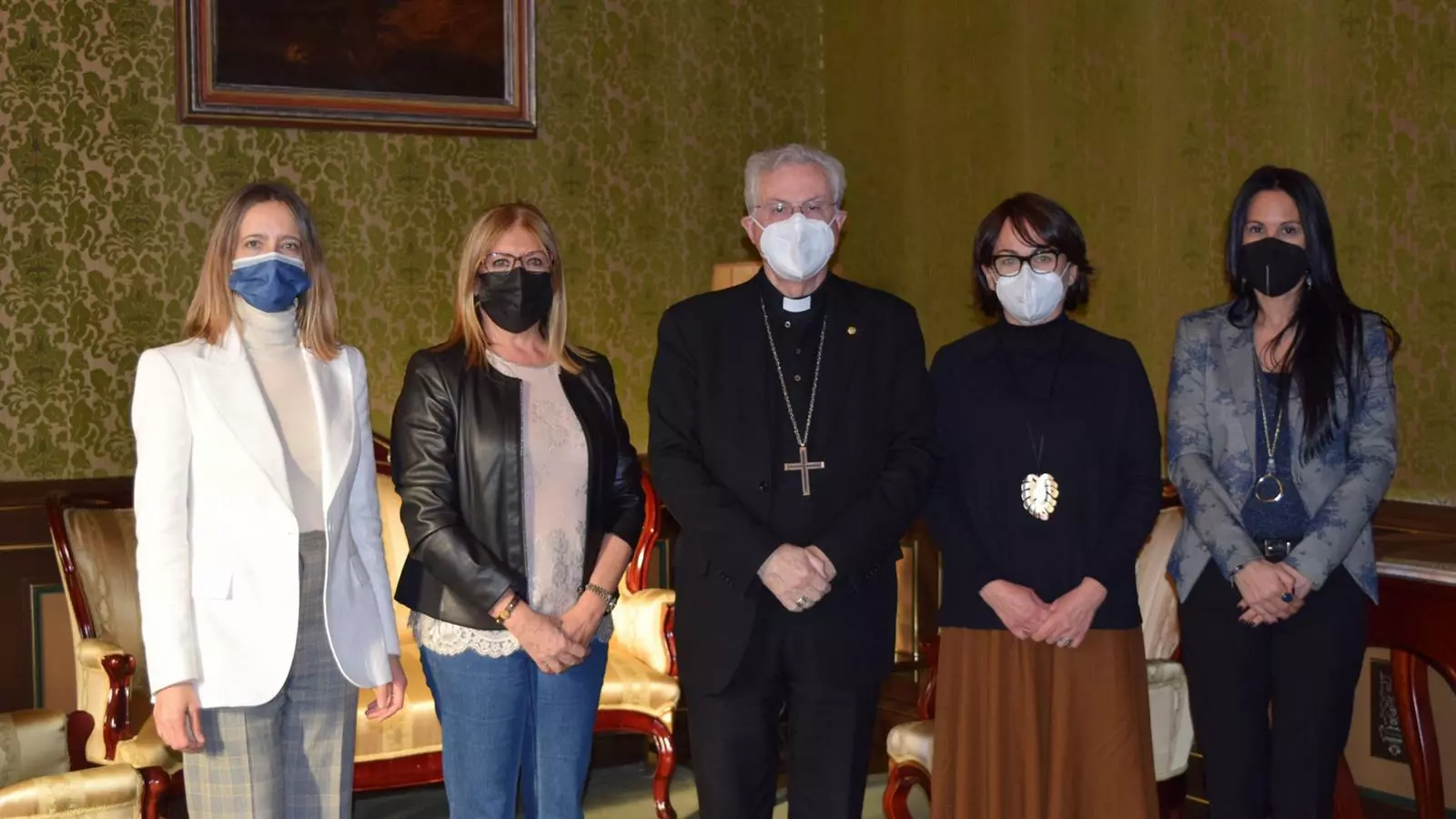 El copríncep episcopal, Joan-Enric Vives, amb les membres de la junta de l'associació de dones d'Andorra (ADA), la presidenta, Mònica Codina, la vicepresidenta, Cristina Rico, i les vocals de l'entitat, Mireia Maestre i Clàudia Cornella.