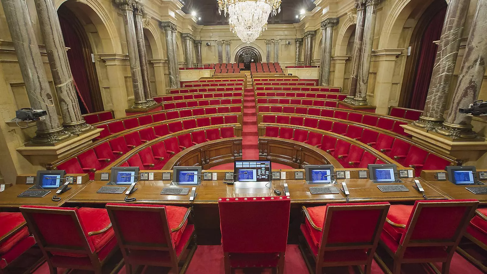 L’organització del 14-F ressuscita el debat sobre la llei electoral