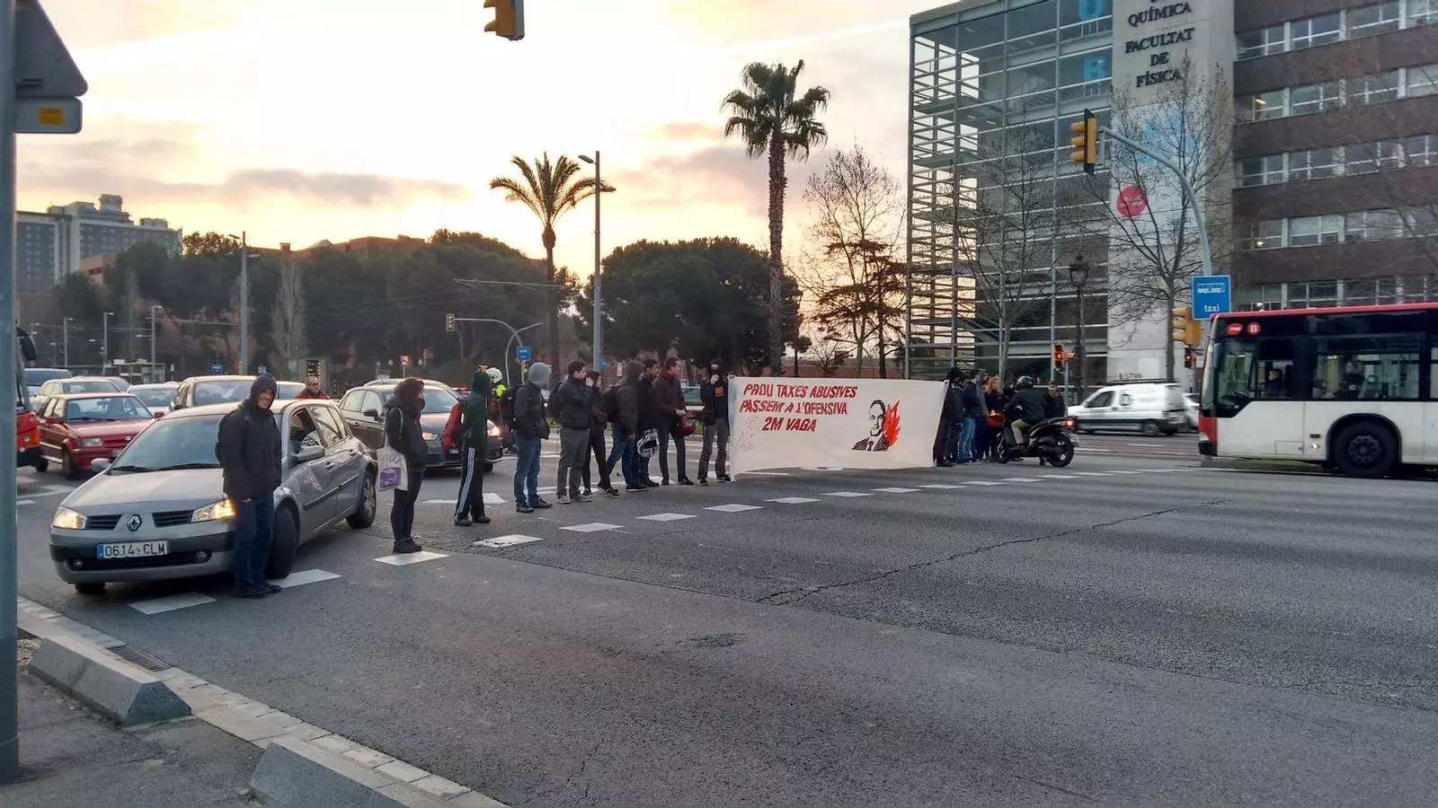 Diversos estudiants tallen la Diagonal i la ronda Litoral