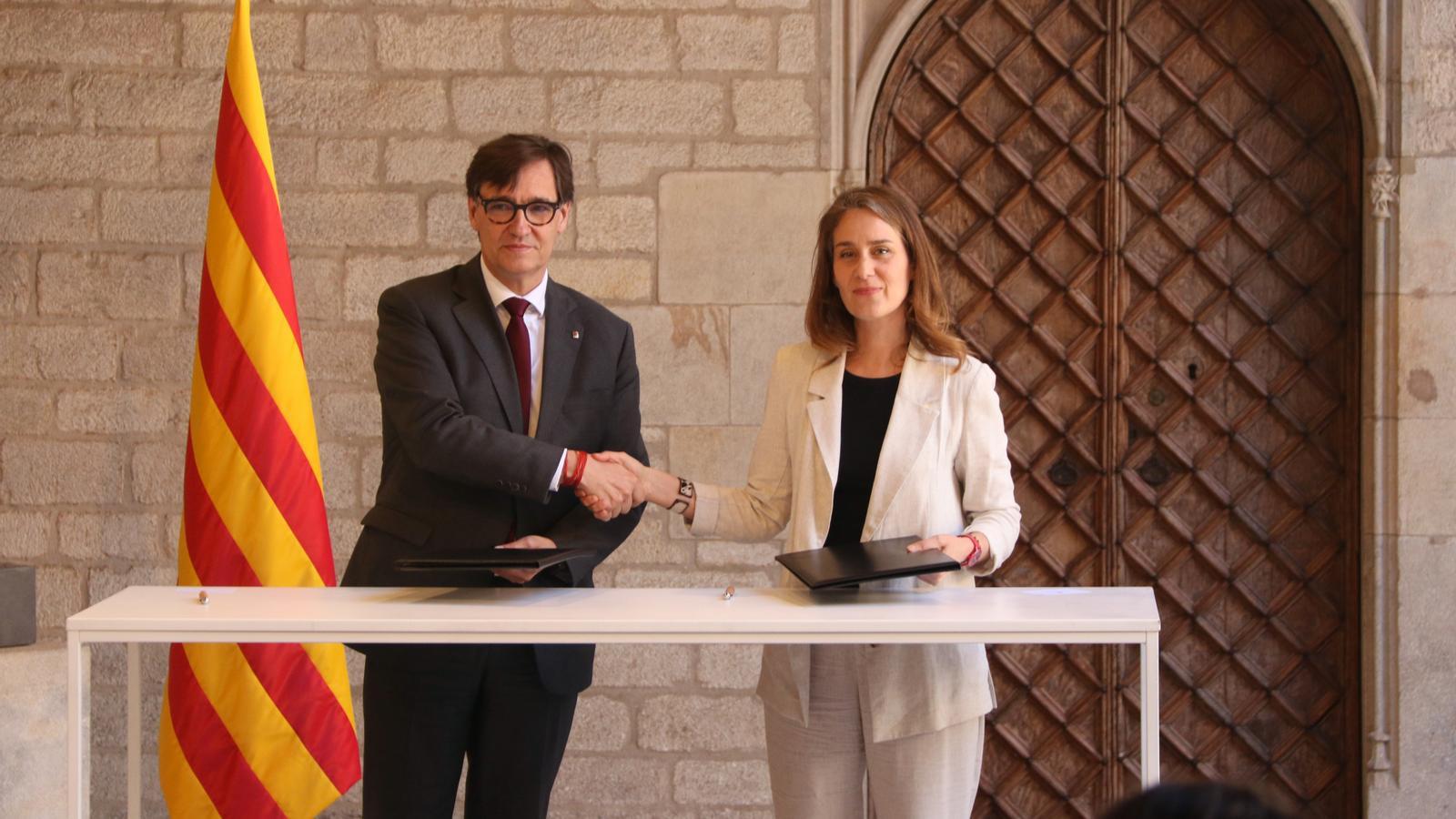 El presidente Salvador Illa y la líder de los Comuns en el Parlament, Jéssica Albiach, sellan el acuerdo para los presupuestos del 2026