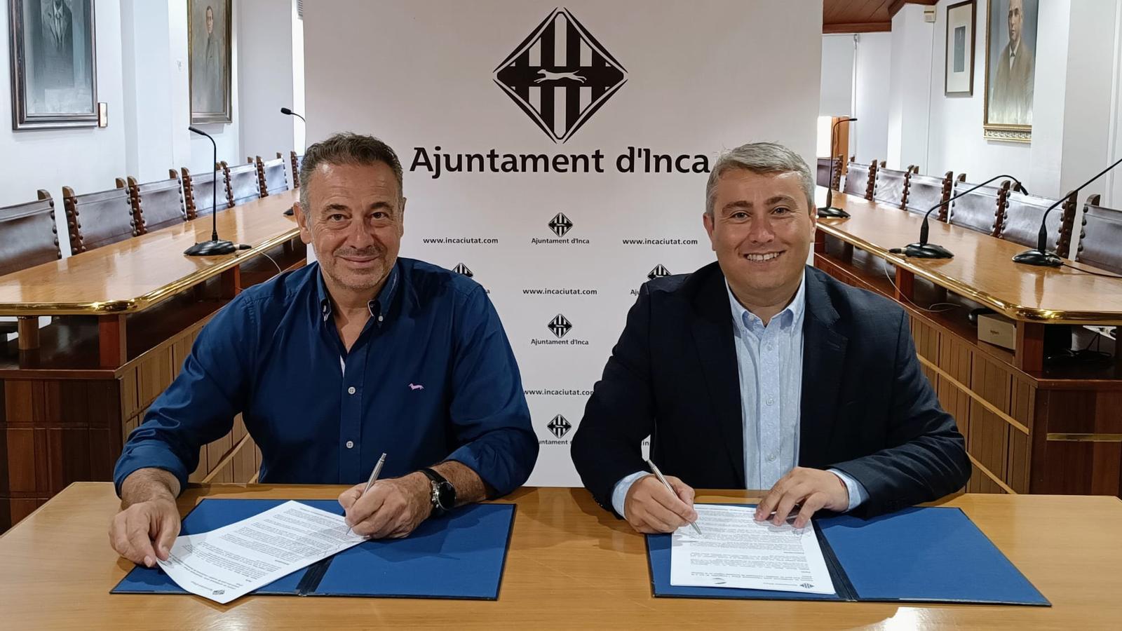 El batle d’Inca, Virgilio Moreno, i el conseller delegat de Garden Hotels, Gabriel Llobera, signant el conveni.