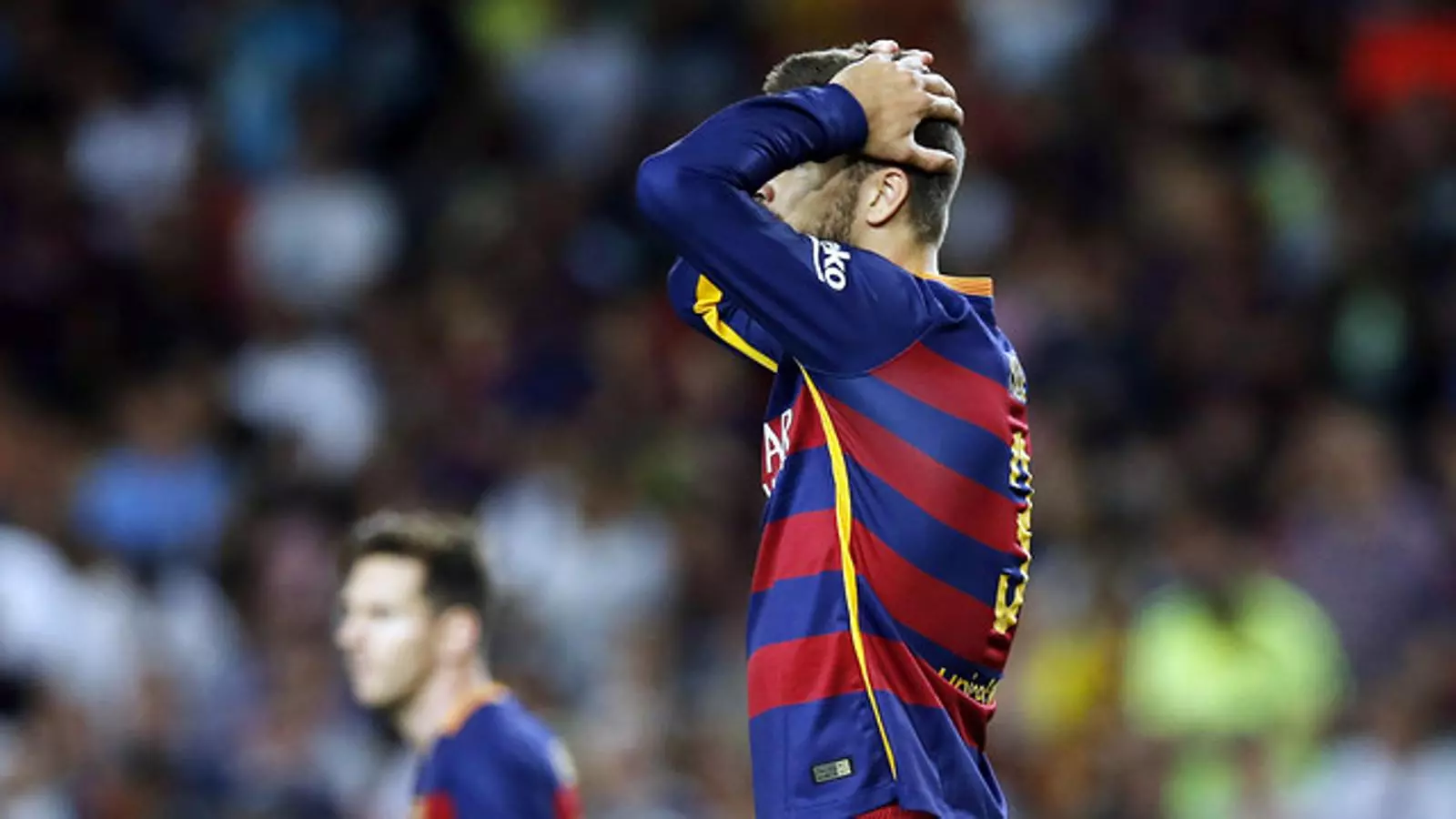 Gerard Piqué, protestant a l'àrbitre assistent durant la Supercopa d'Espanya / FCB