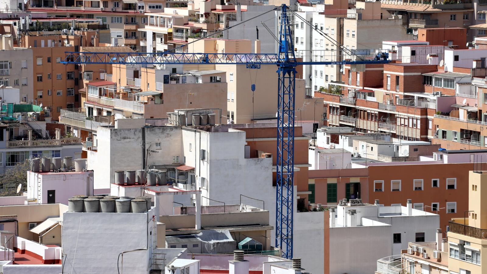 Blocs de pisos a Palma, ciutat amb un mercat immobiliari tensat pels alts preus i demanda.