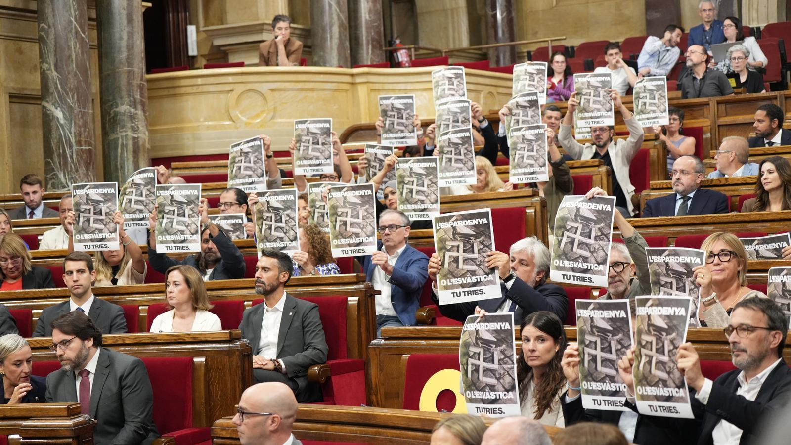 Junts, ERC, the Comuns and the CUP show antifascist posters against the far right before Illa's appearance
