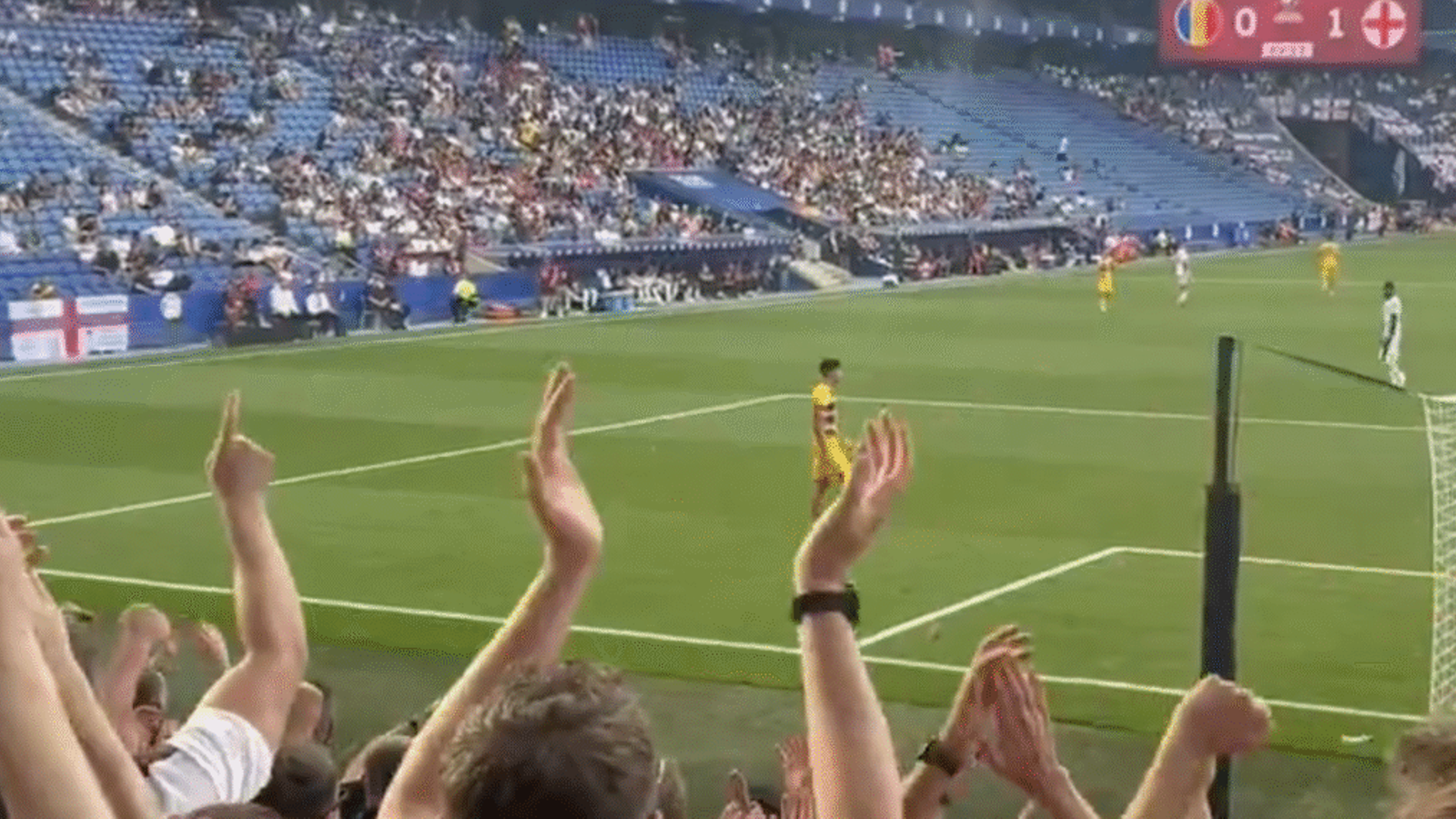 Càntics a Ian (al fons de groc) de fans anglesos.