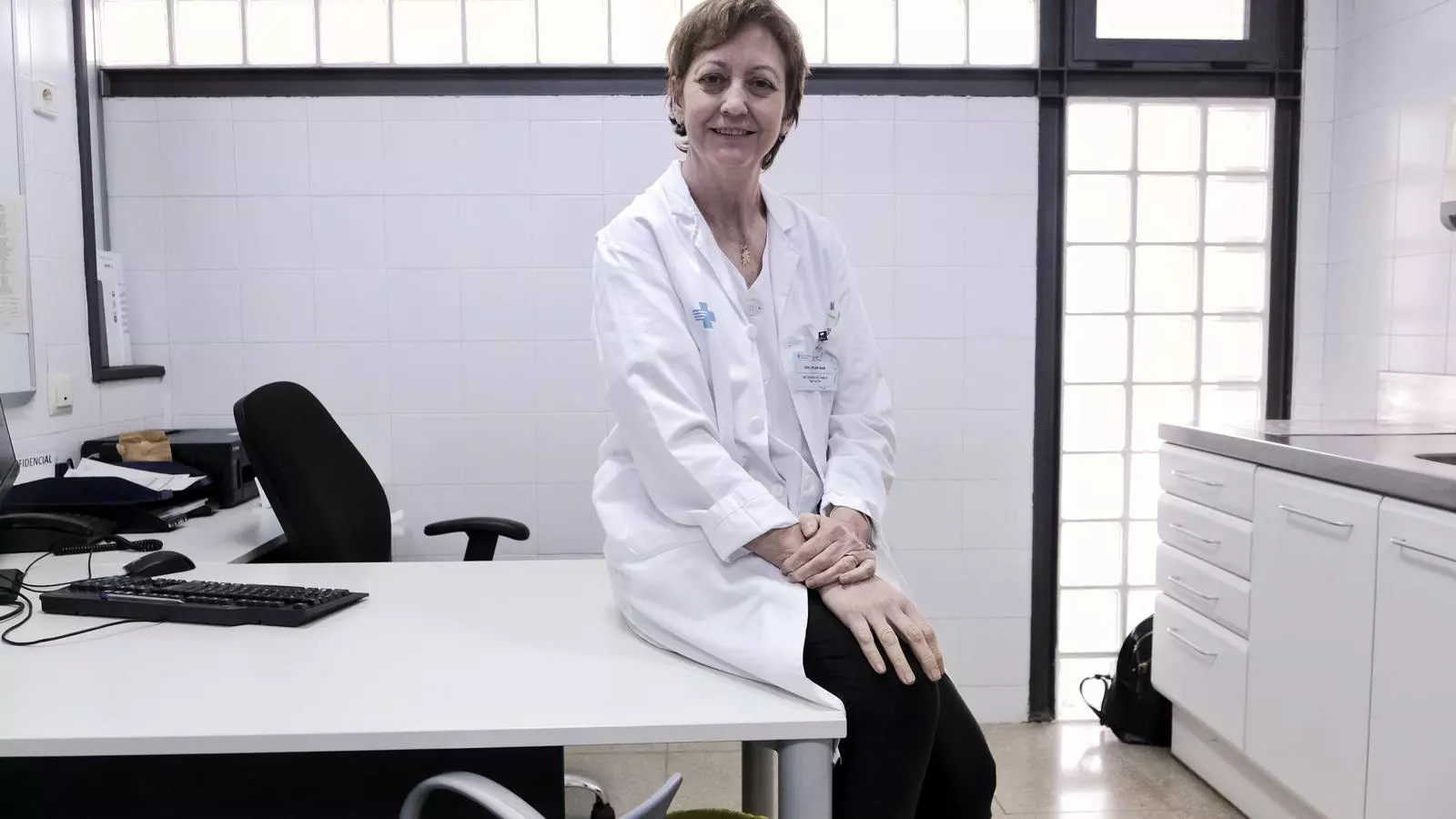 La metgessa Pilar Babi, en la seva consulta del CAP La Pau de Barcelona.