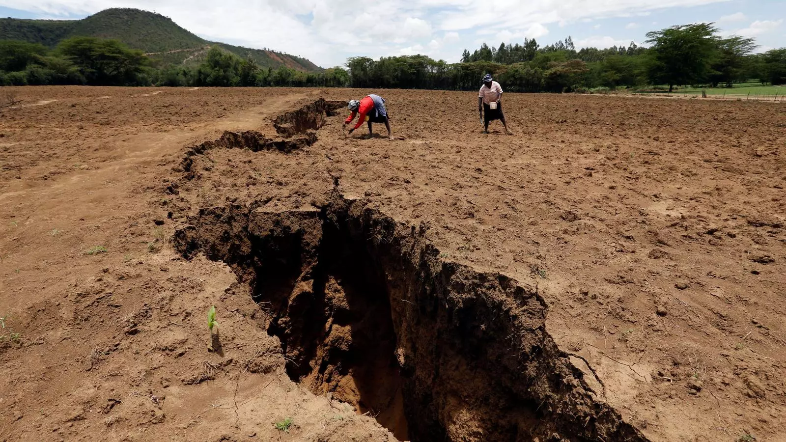 Dues persones s'apropen a l'esquerda en aquesta zona del sud-oest de Kènia.